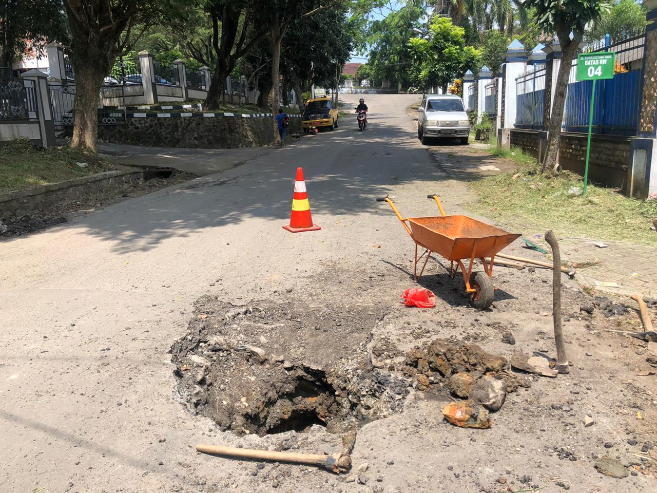Warga Keluhkan Ruas Jalan TB. Hasan Ciseke- Cimesir Bolak-balik Diperbaiki tapi Rusak Lagi
