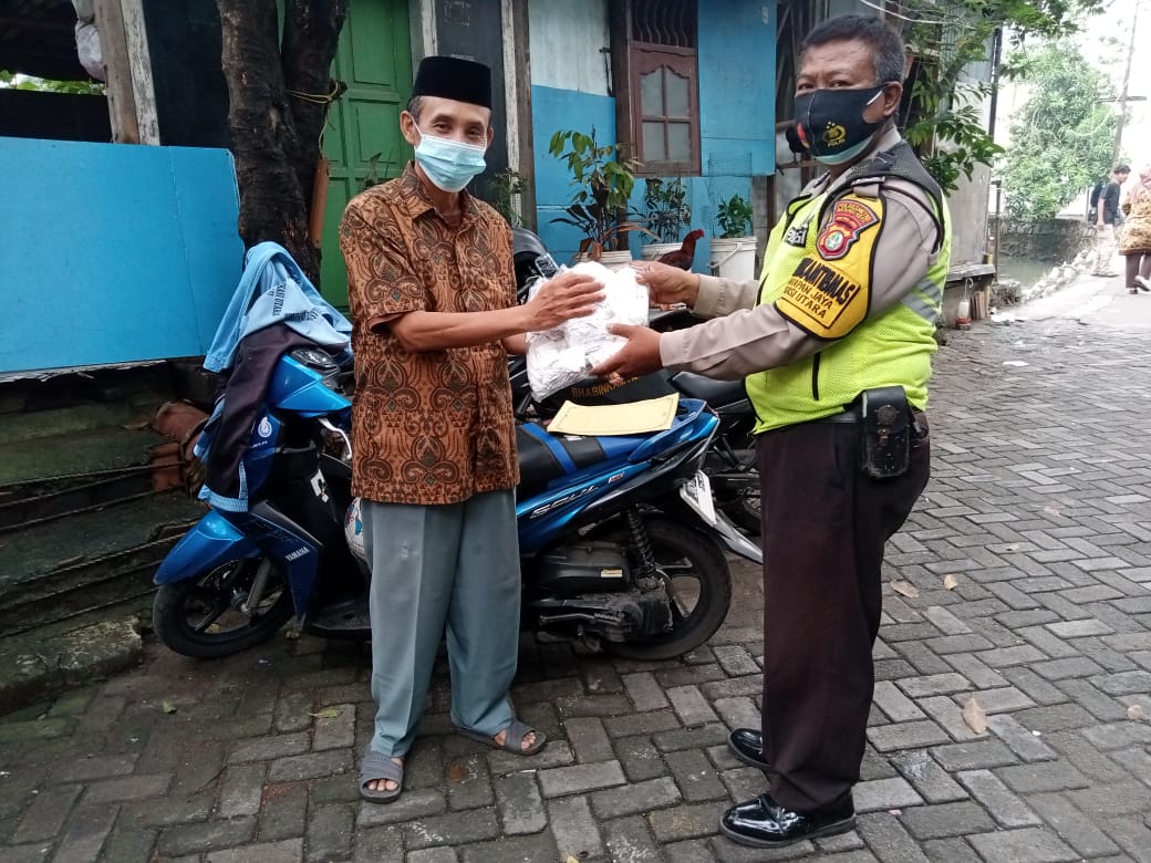 Bhabinkamtibmas Harapan Jaya Serahkan Masker Kepada Ketua RW 01