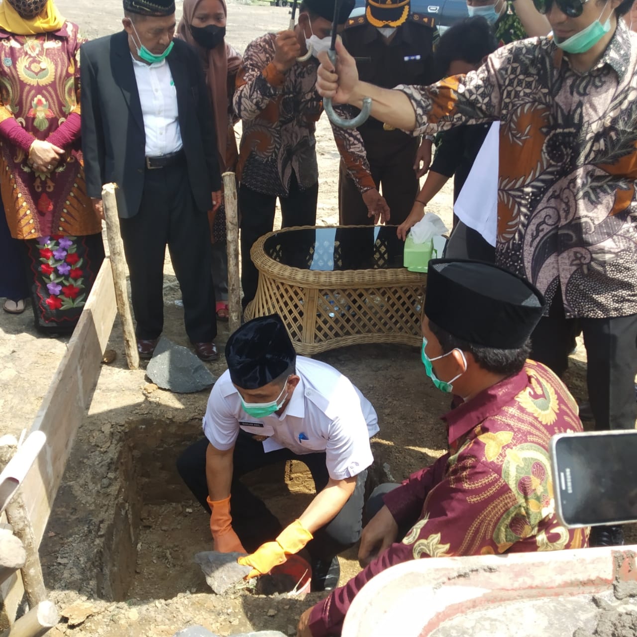 Gubernur  Sumsel Lakukan Peletakan Batu Pertama Pembangun Masjid Al Barokah