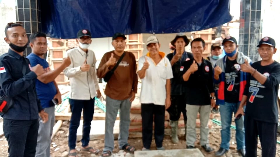 Korcam Ormas Jarum Muncang Beribantuan Puluhan Sak Semen Ke Masjid At-Taqwa Desa Ciminyak