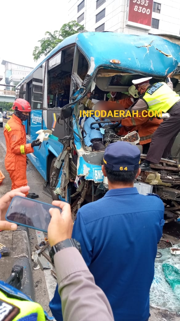 Kecelakaan 2 Bus Transjakarta di Cawang, Ada Korban Tewas