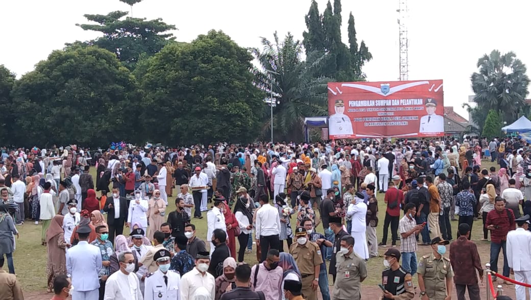 Berkerumun, Pelantikan Kades Dituding Langgar Prokes