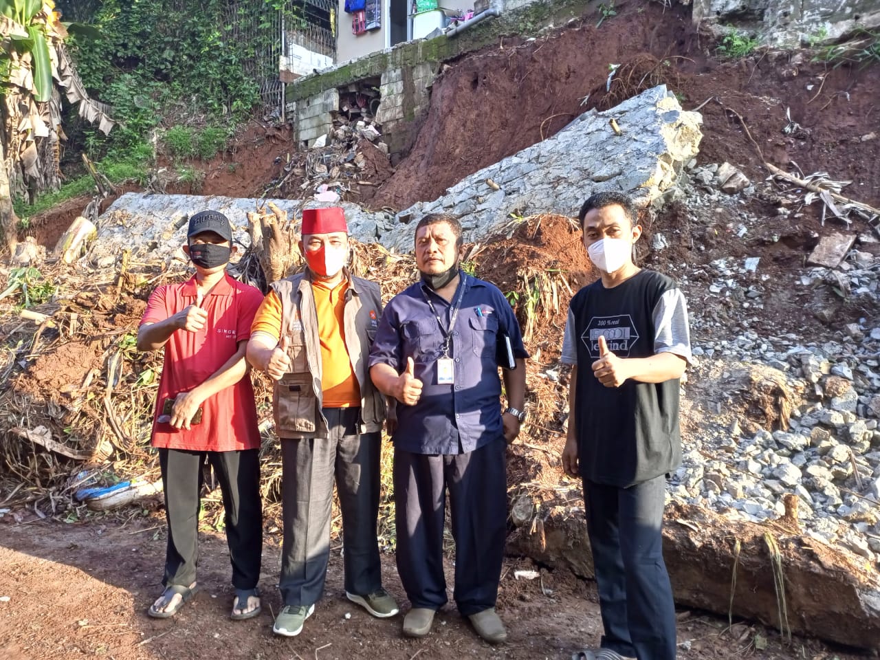 Respons Cepat Heri Koswara Bantu Korban Longsor Jatiranggon