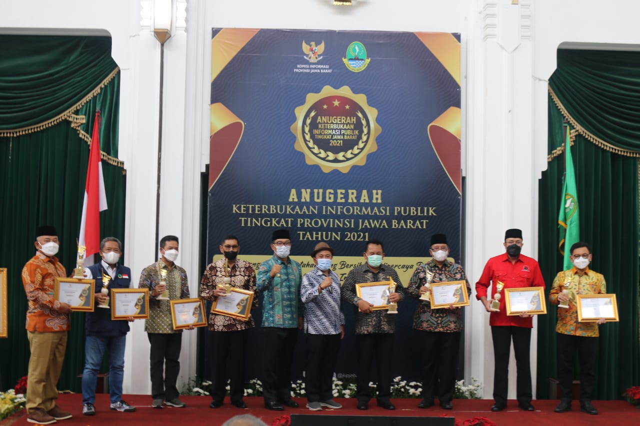 Wali Kota Bekasi Terima Penghargaan Dari Komis Informasi Publik Jabar Untuk Badan Publik Informatif 2021