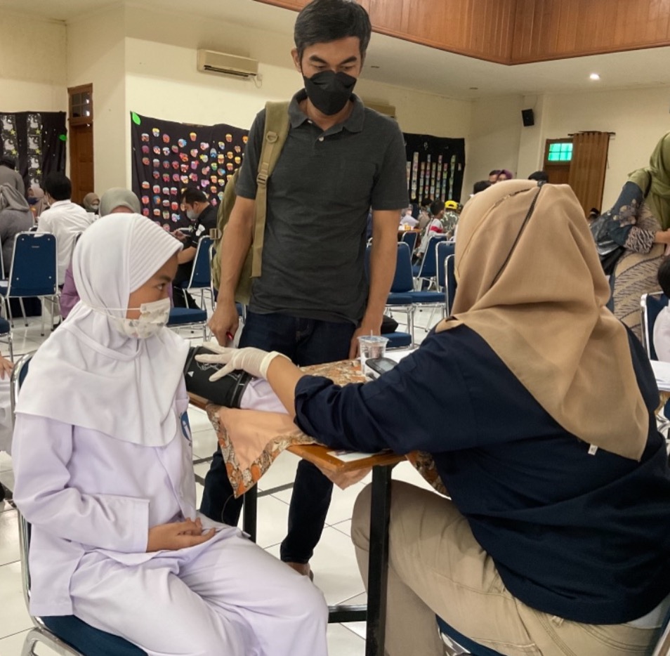Vaksinasi Anak Usia 6-11 Tahun Mulai Di Gelar Di SD Islam Al Azhar 6 Jakapermai