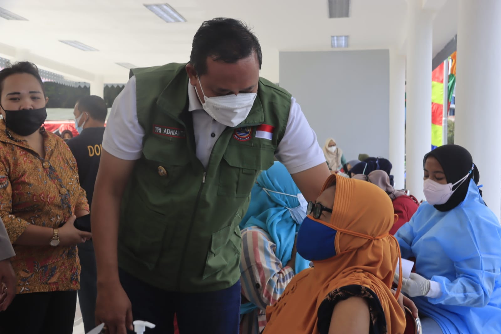 Plt Wali Kota Bekasi Tinjau Proses Vaksinasi di Alun-alun