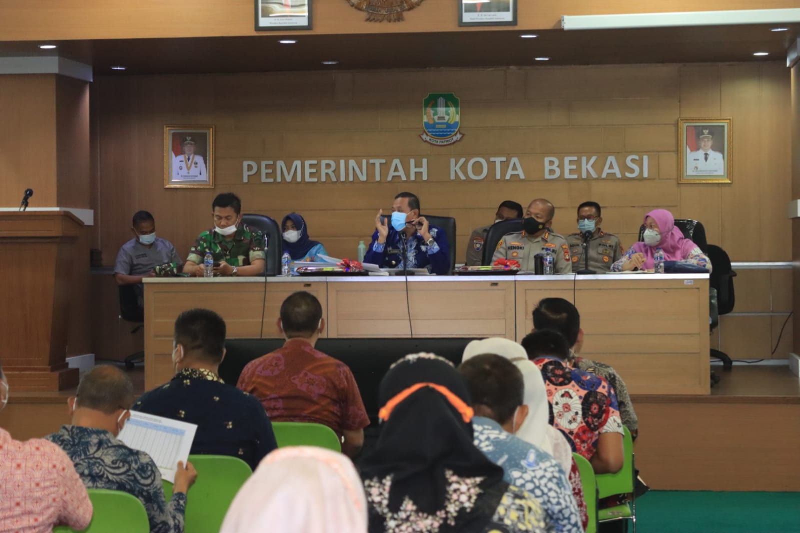 Tingkatkan Capaian Vaksinasi Lansia, Plt Wali Kota Bekasi Pimpin Evaluasi Pelaksanaan Vaksinasi Bersama Tiga Pilar