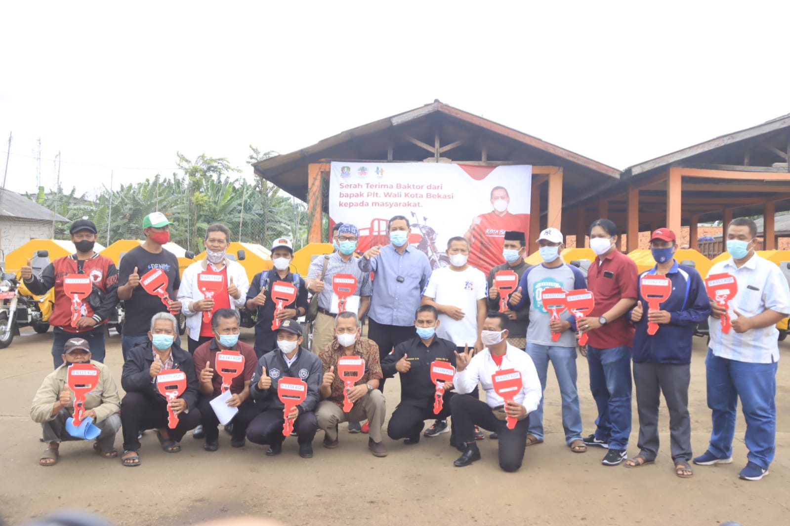 Plt Walikota Bekasi Serahkan Baktor ke Masyarakat