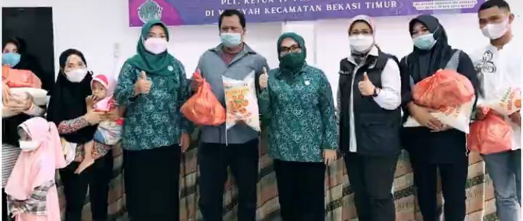 Program Jumat Berkah TP PKK Bagikan Bahan Pangan ke Warga