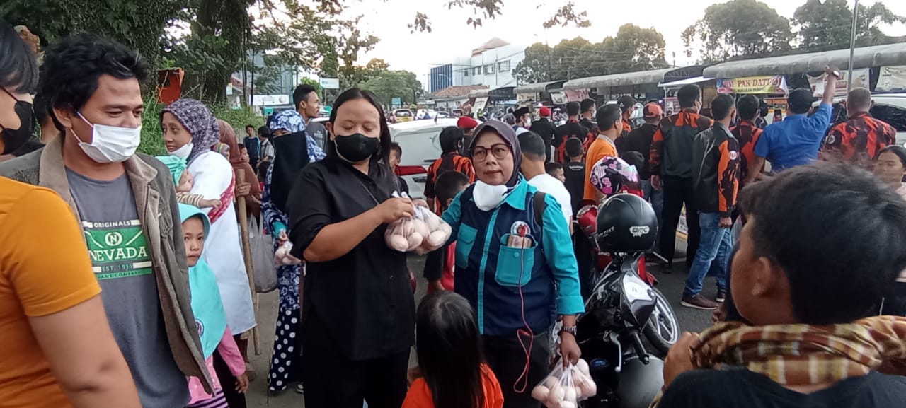 PWI Lebak dan Ormas PP Bagikan 200 Kg Telur Ayam