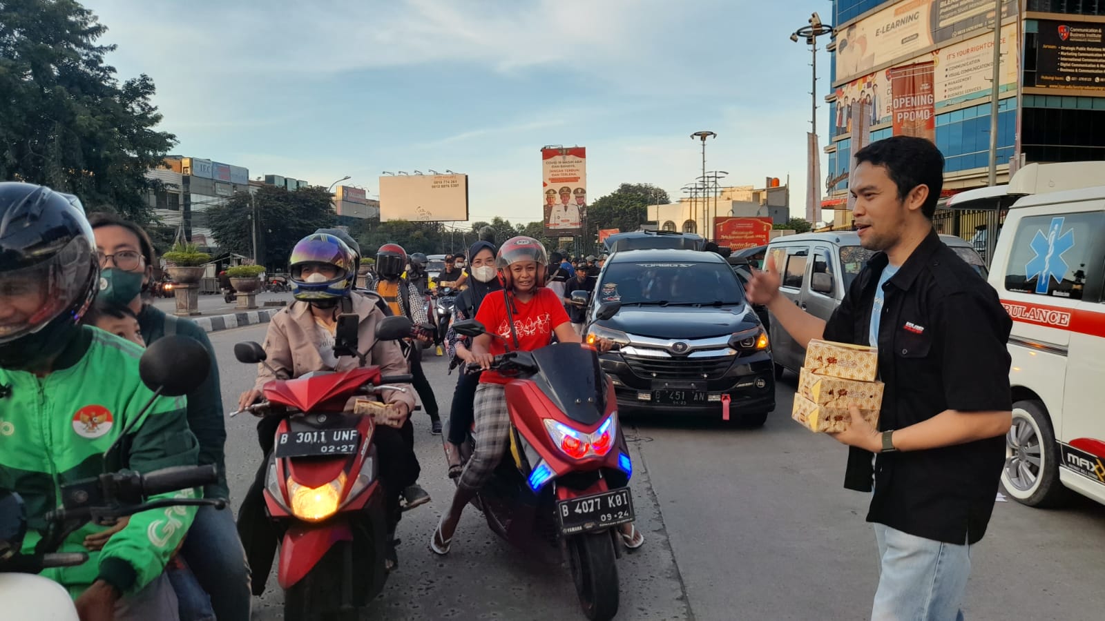 54 Komunitas Mobil Sebekasi Bagikan Ribuan Box Takjil Jelang Akhir Ramadan