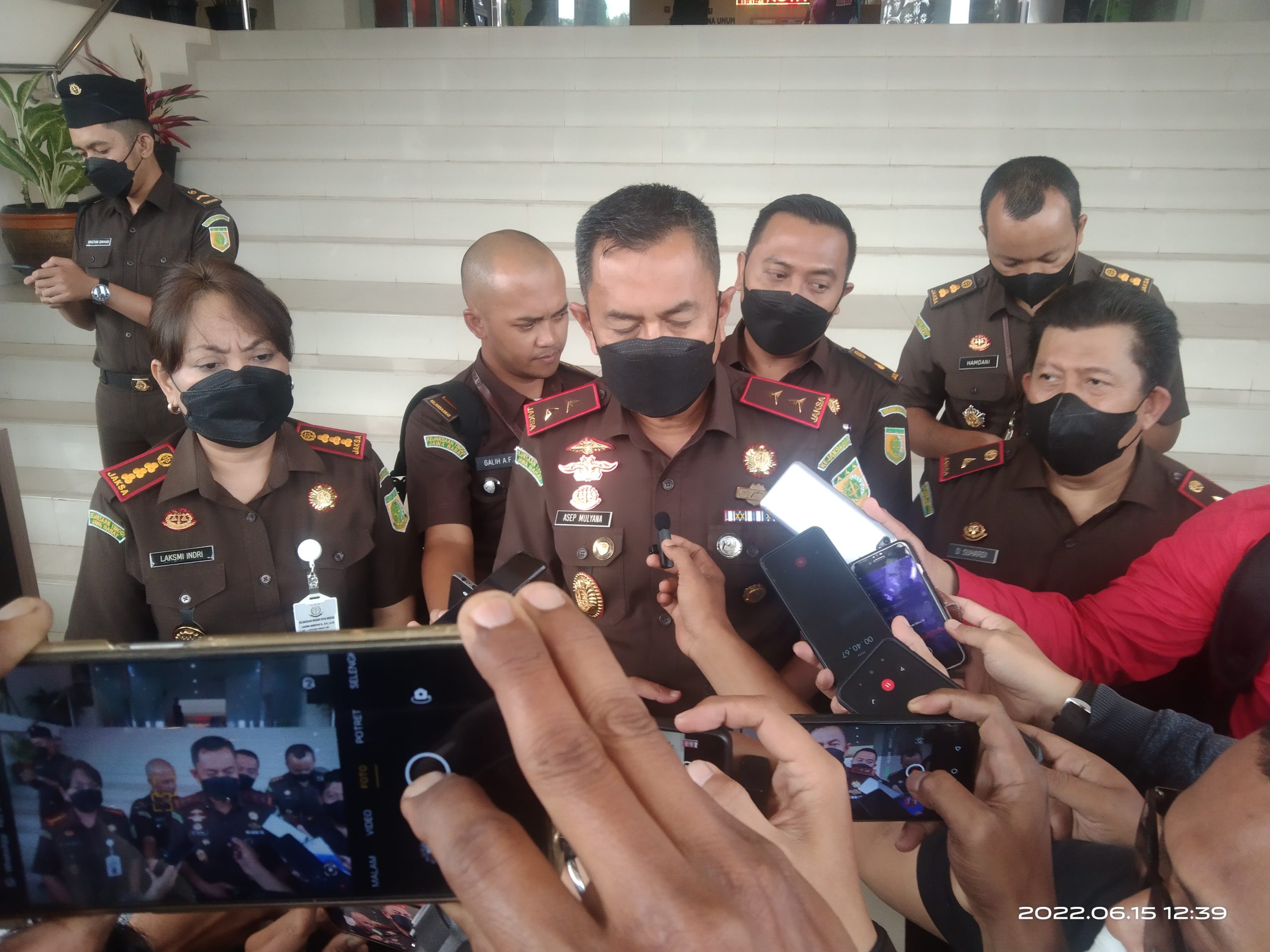 Ditanya Perkembangan Kasus Bansos Kambing Didepan Kajati, Kajari Kota Bekasi Terlihat Gugup