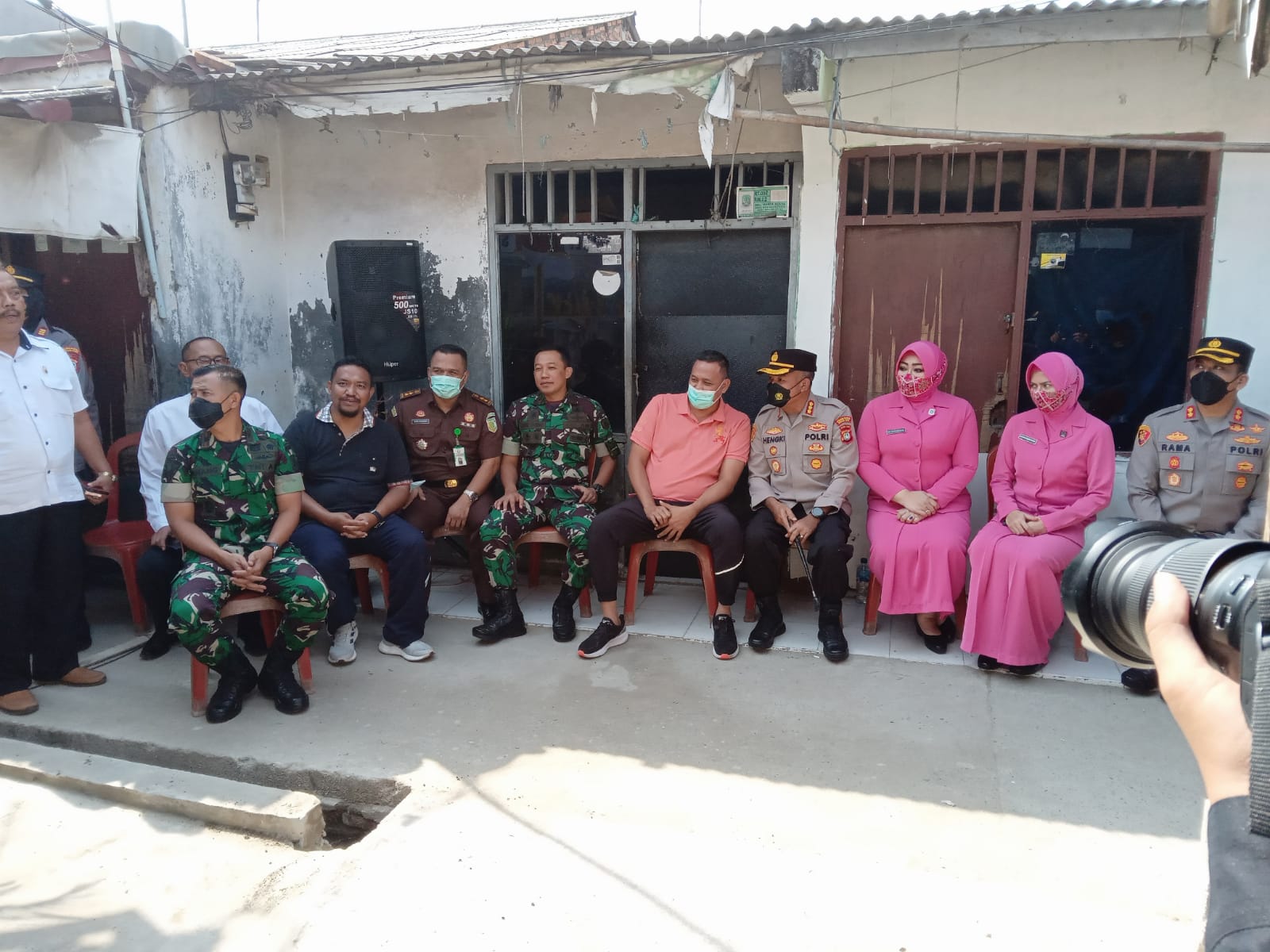 Program Bedah Rumah HUT Bhayangkara Ke-76, Kapolres Serahkan Kunci Rumah Ibu Asih