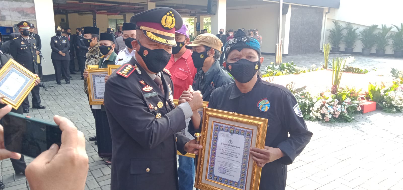 HUT Bhayangkara ke-76, IWO Kota Bekasi Sabet Penghargaan