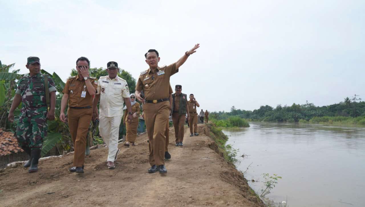 Pj Bupati Bekasi Berkodinasi dengan BBWS Tangani Rembesan Tanggul Citarum di Cabangbungin