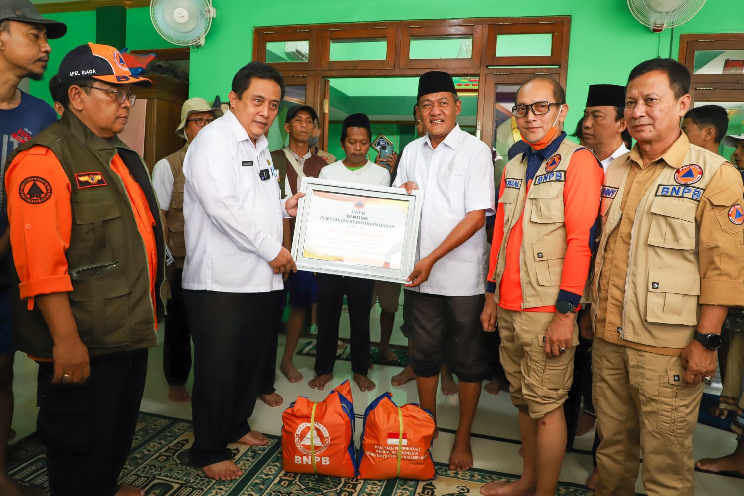 Pemkab Bekasi Menerim Bantuan dari BNPB Untuk Tangani Korban Banjir