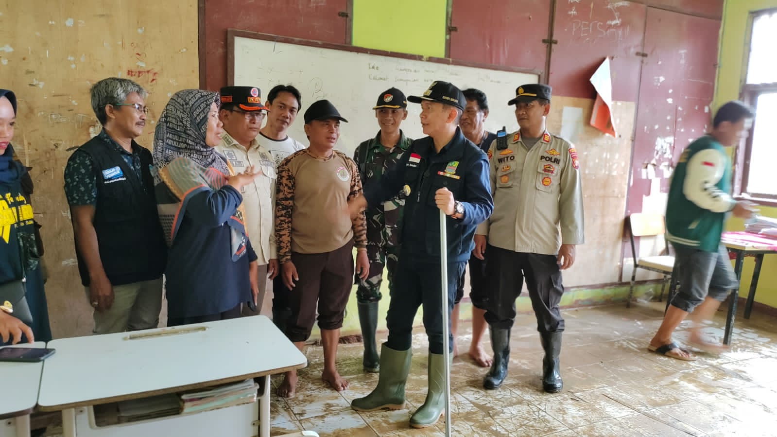 Pj Bupati Bekasi Kunjungi Sekolah Terdampak Banjir