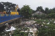 DLH Kabupaten Bekasi Angkat Sampah dari Kali Ciherang Cegah Banjir