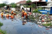 DLH Kabupaten Bekasi Terjunkan Tim Biawak Angkat Sampah di Irigasi Desa Satriamekar