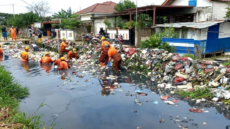 DLH Kabupaten Bekasi Terjunkan Tim Biawak Angkat Sampah di Irigasi Desa Satriamekar