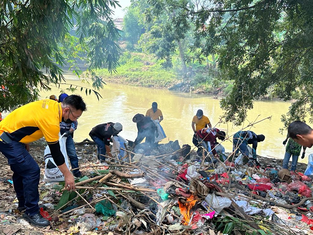 Hari Air Sedunia, Fajar Paper Bersama REHAB Bersih-bersih Kali Cikarang