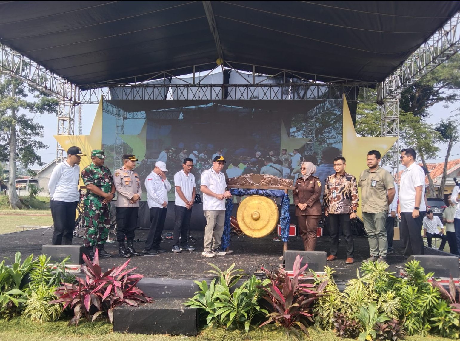 Ada yang Senam, Bakar Ikan dan Bagikan Bantuan di Alun-Alun Cimarga. Itu Gebyar Klasik