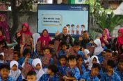 Kejari Kota Bekasi dan Kadisdik Tinjau Penyaluran Papan Interaktif Digital di Sekolah