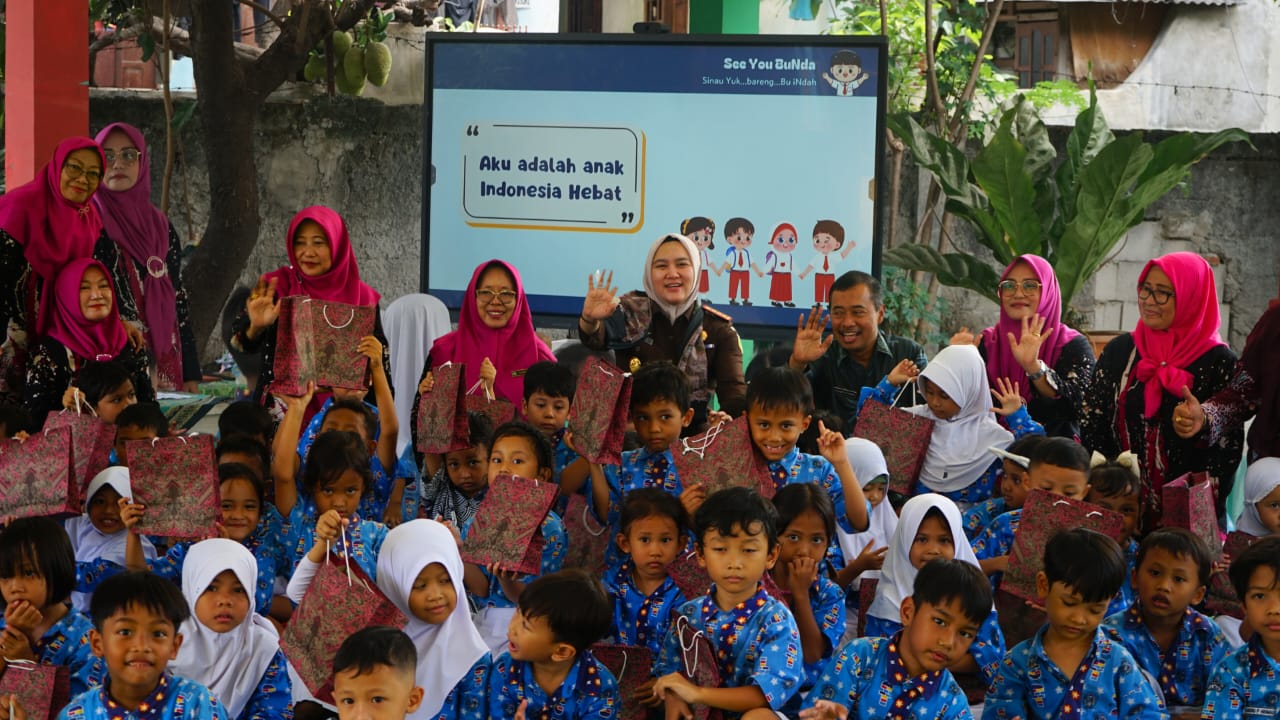 Kejari Kota Bekasi dan Kadisdik Tinjau Penyaluran Papan Interaktif Digital di Sekolah