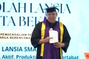 Wali Kota Bekasi Buka Acara Wisuda Lansia : “Semangat Belajar Tak Mengenal Usia”