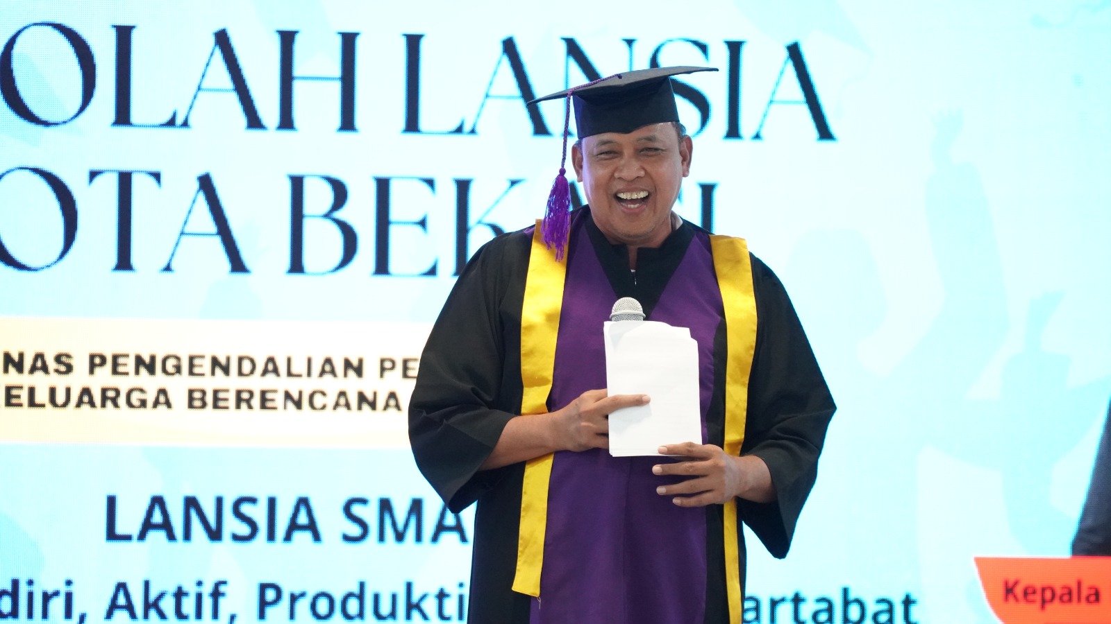 Wali Kota Bekasi Buka Acara Wisuda Lansia : “Semangat Belajar Tak Mengenal Usia”