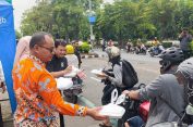 Gelar Jumat Berkah, Ketua DPRD Kota Bekasi Sardi Efendi Bagi Makanan Untuk Warga