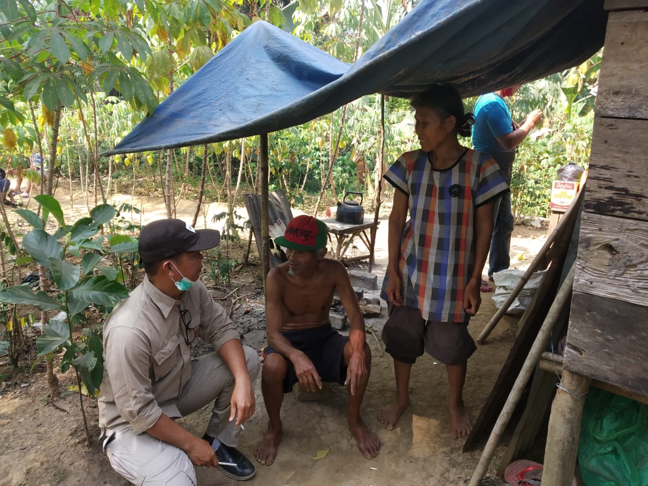 Kunjungi Keluarga Tinggal Digubuk Reot, Abrianto Berikan Bantuan