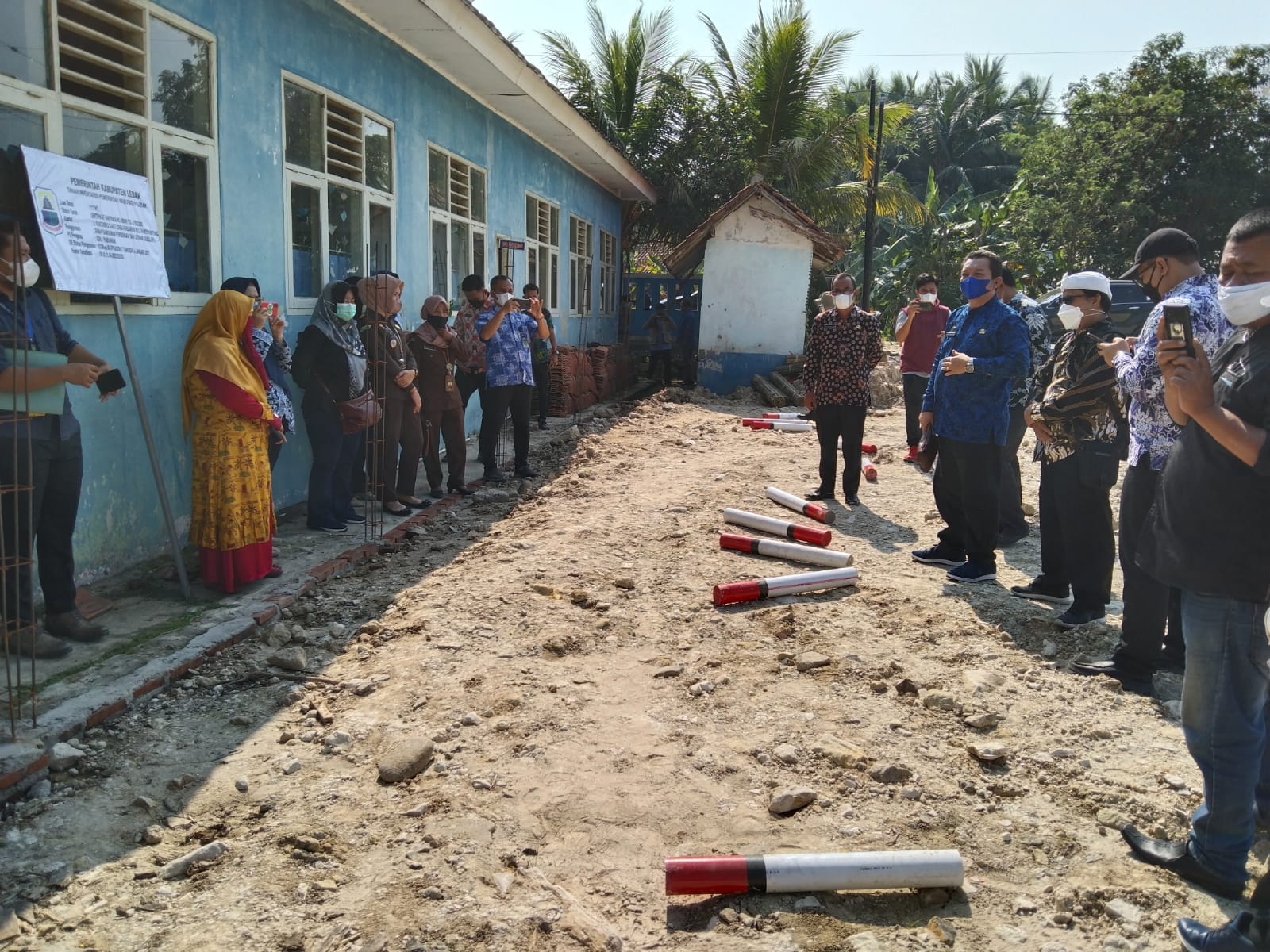Pemkab Lebak Patok dan Pasang Plang Dilahan SDN 1 Pabuaran yang Diserobot
