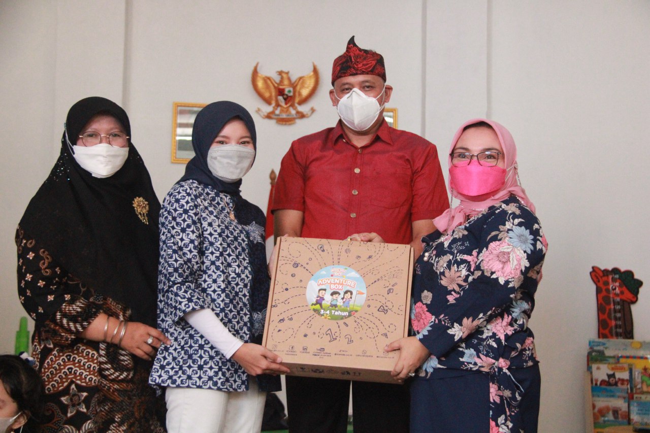 Wakil Wali Kota Bekasi Secara Simbolis Berikan Magic Box Media Belajar Interaktif
