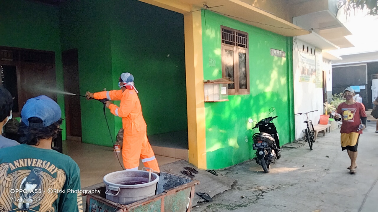 Cegah Covid-19, Rt 005/Rw 001 Kp Sawah Indah Lakukan Penyemprotan Disinfektan Ke Rumah Warga