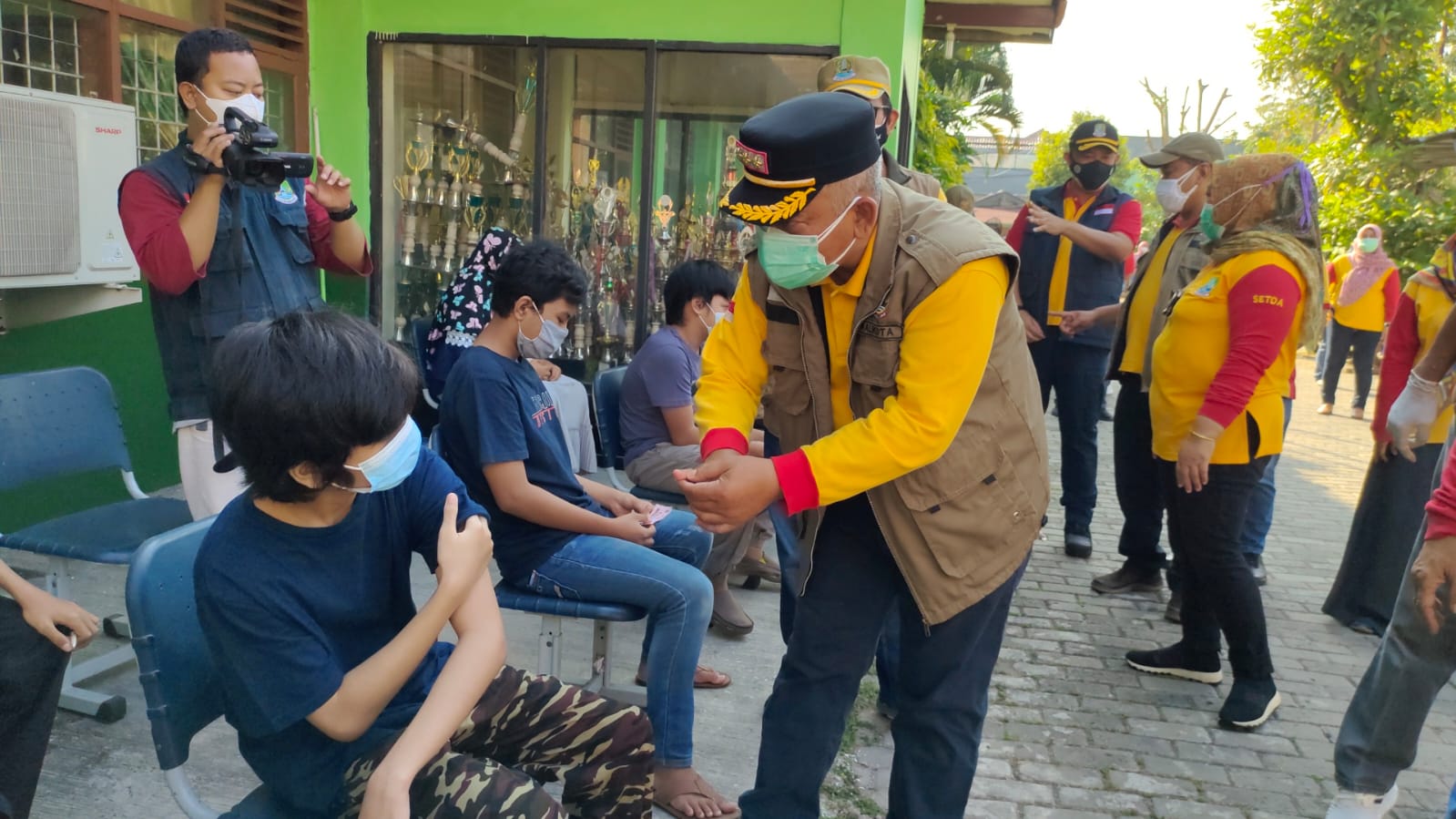 Mentri Gusti Ayu Bintang Tinjau Penyelenggaraan Vaksin Anak Di Al-Azhar Dan SMPN 5 Kota Bekasi