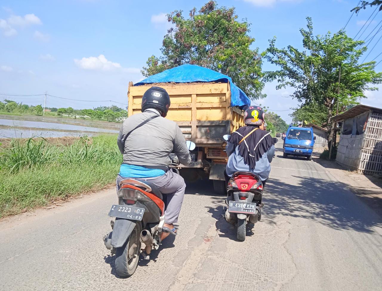 Warga Keluhkan Aktvitas Truck Tanah di Jalan Raya Tambun Utara. Camat : Kita Akan Himbau Nanti