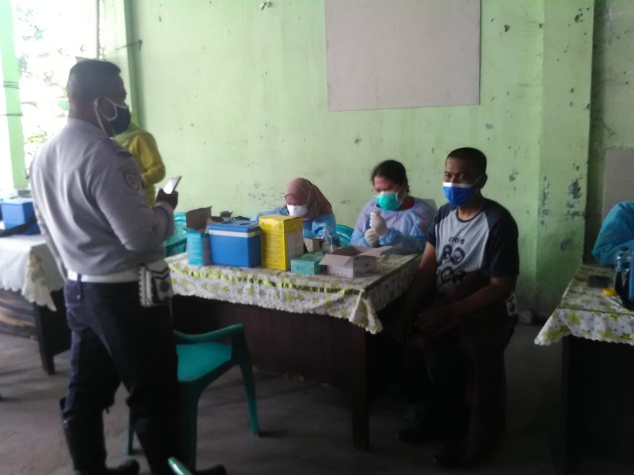 Warga Harapan Jaya Antusias Terima Vaksin Pzifer