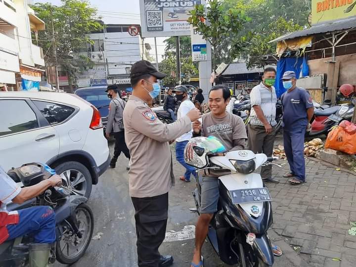 Peduli Keselamatan Warga, Sat Binmas Polres Lebak Polda Banten Bagikan Masker