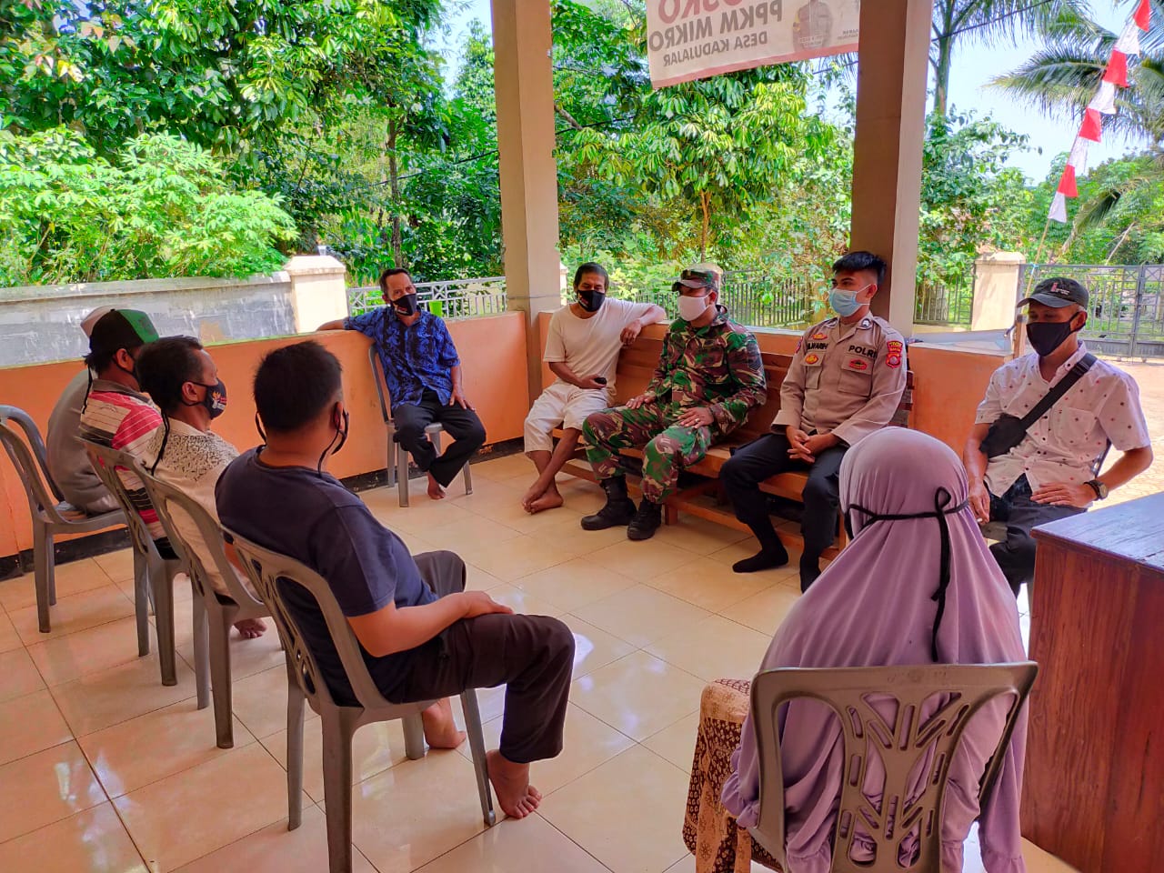 Tingkatkan Sinergitas, Bhabinkamtibmas dan Babinsa dalam Rangka Komsos Dengan Warga Desa Cipeundeuy Kec Maingping