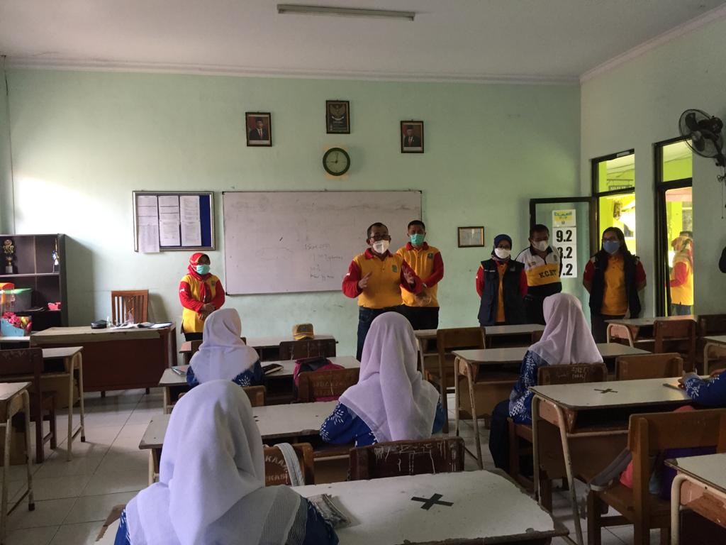 Hari Pertama PTM Terbatas Kadisdik Lakukan Peninjauan Di Sekolah-Sekolah