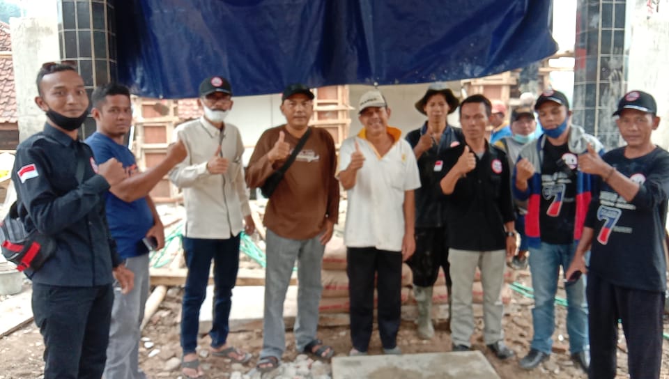 Korcam Ormas Jarum Muncang Beribantuan  Puluhan Semen Ke Masjid At-Taqwa Desa Ciminyak