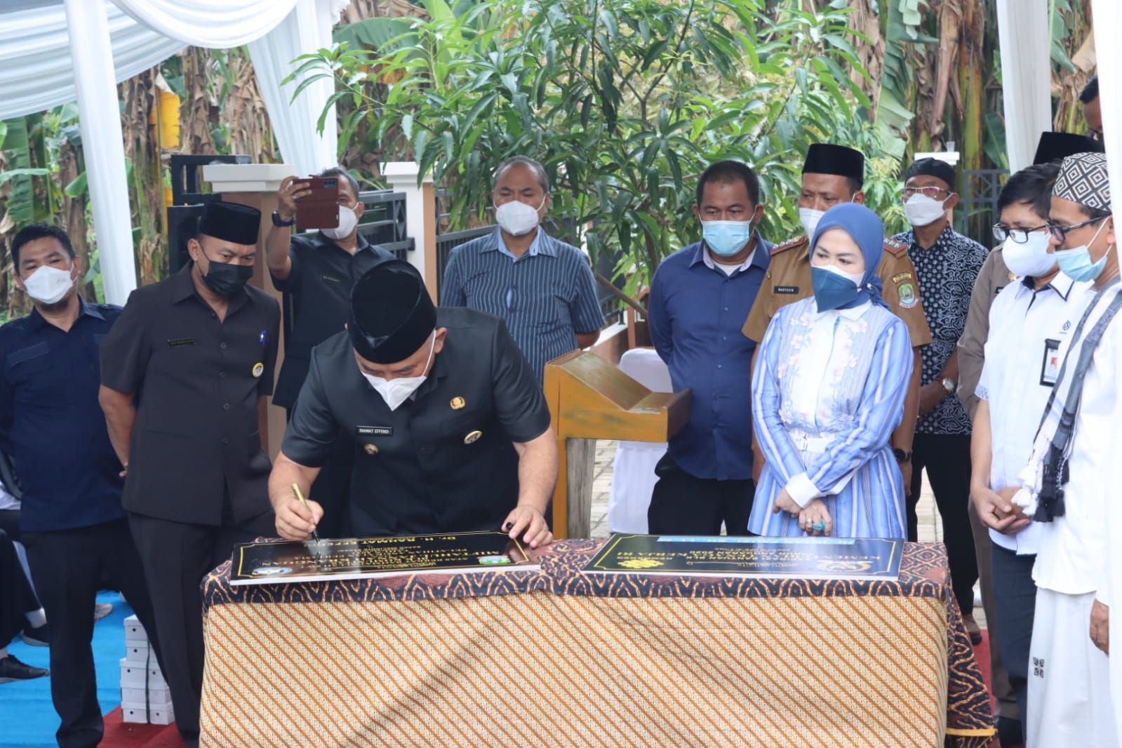 Bubuhkan Tandatangan Prasasti, Wali Kota Resmikan Kantor BLK Miftahul Jannah Kranggan