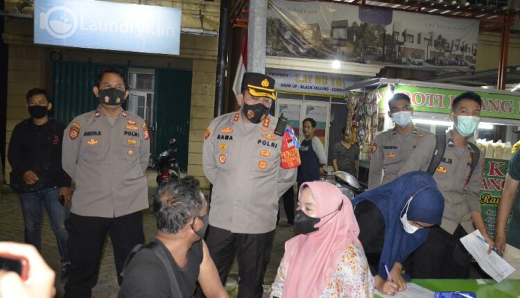 Polres Metro Bekasi Kota Gelar Vaksin Mobile Di Malam Hari, Petugas Sasar Warga Yang Berkumpul Di Tempat Umum
