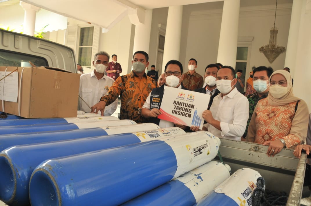 Hadapi Pandemi Covid-19 Wabup Lebak Menerima Bantuan Alkes Dari Kadin Banten