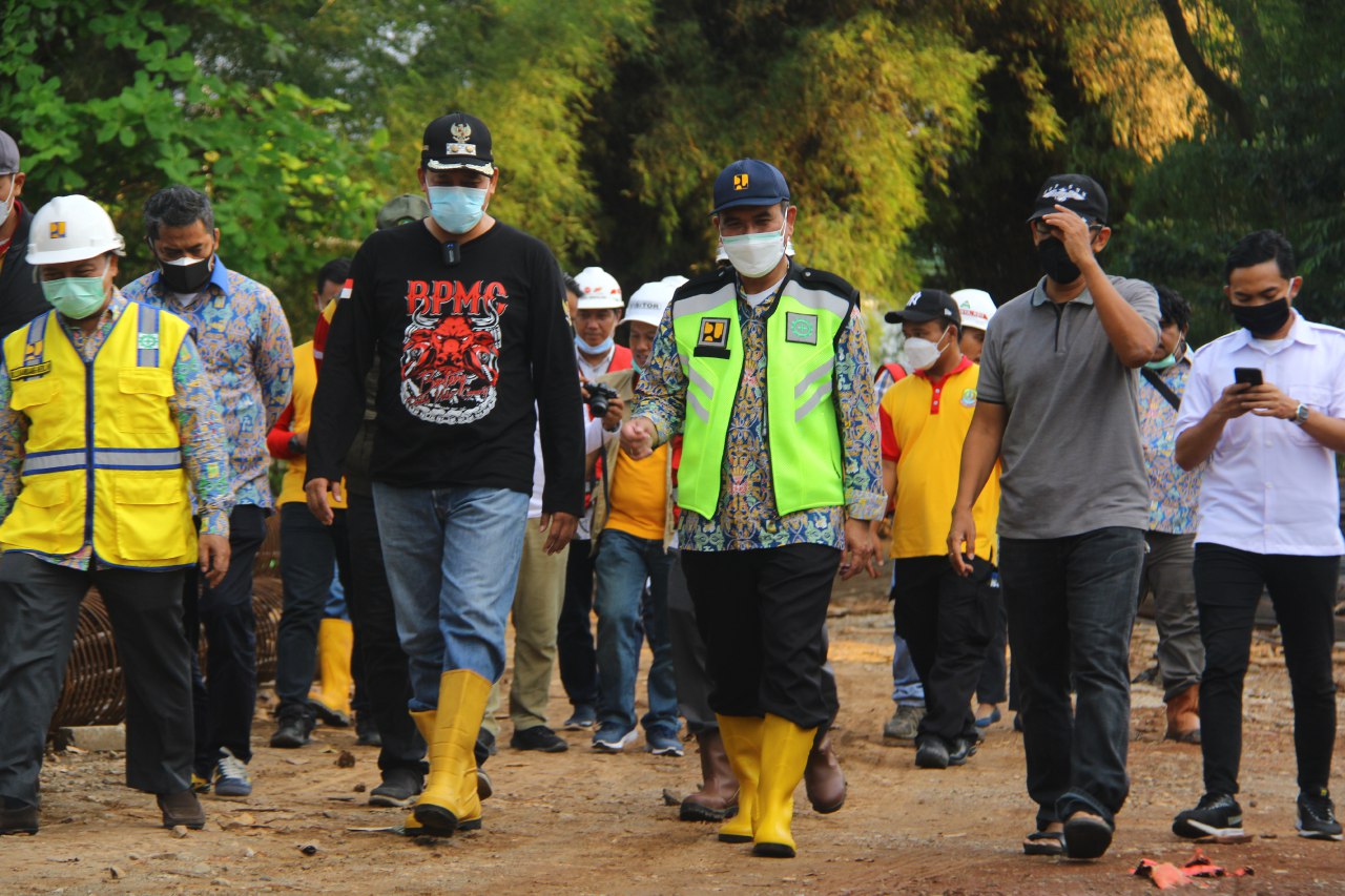Tunggangi Roda Dua, Tri Tinjau Titik Rawan Banjir di Kota Bekasi