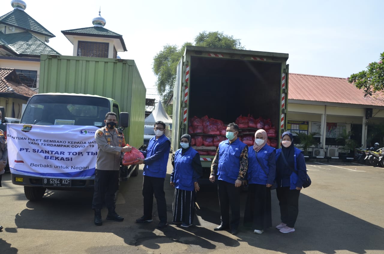 PT Siantar Top Berikan Bantuan Sembako ke Polres Metro Bekasi Kota