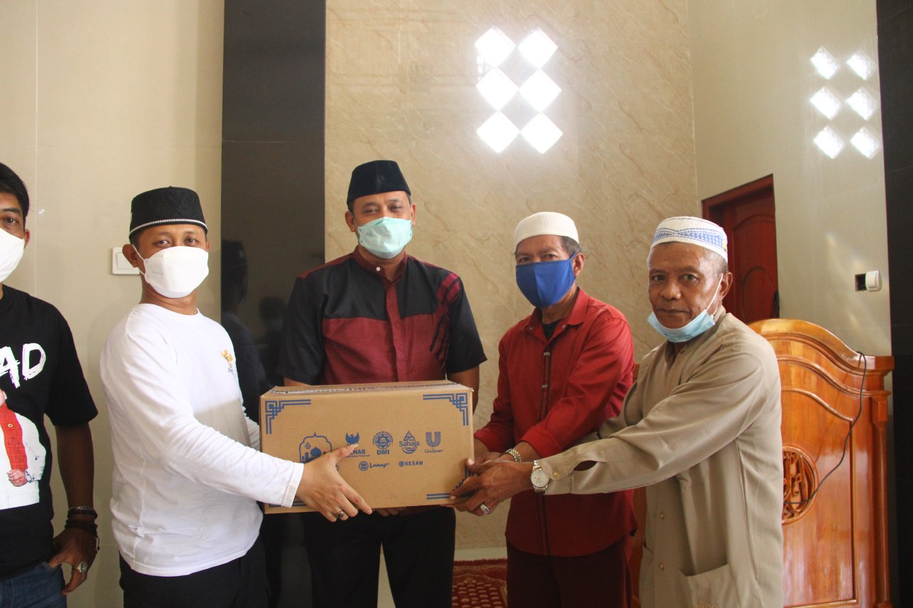 Wakil Wali Kota Bekasi Bersama Basnaz Pusat Secara Simbolis Berikan Paket Gerakan Masjid Bersih Untuk Mesjid