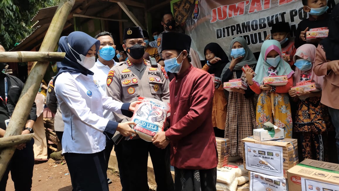 Kadin Banten Salurkan Beras dan Sembako Ke Ponpes dan Masyarakat, Bersama Polda Banten