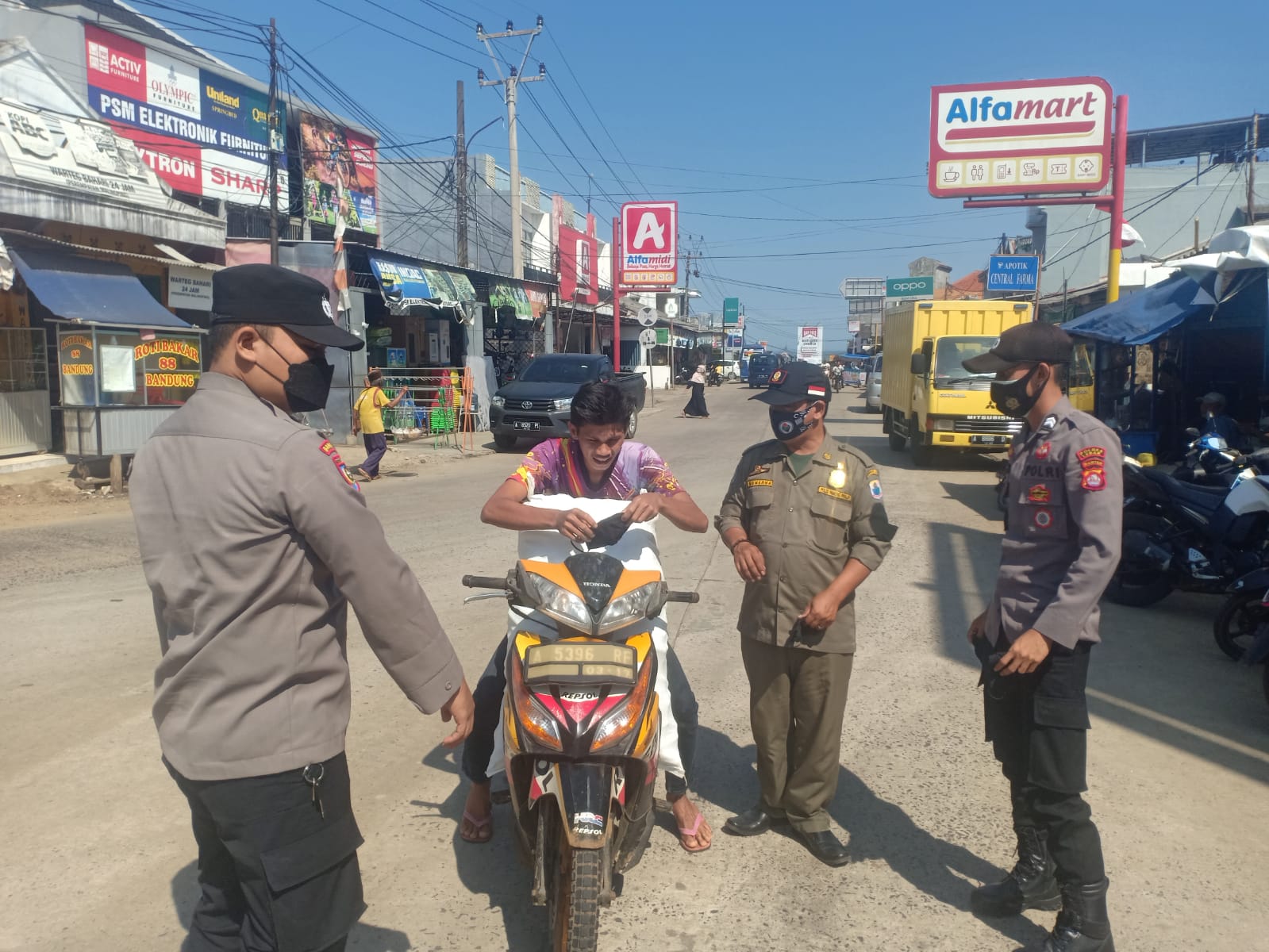Pembagian Masker Kepada Pengguna Jalan, Kapolsek Malingping Berharap Masyarakat selalu terapkan Prokes